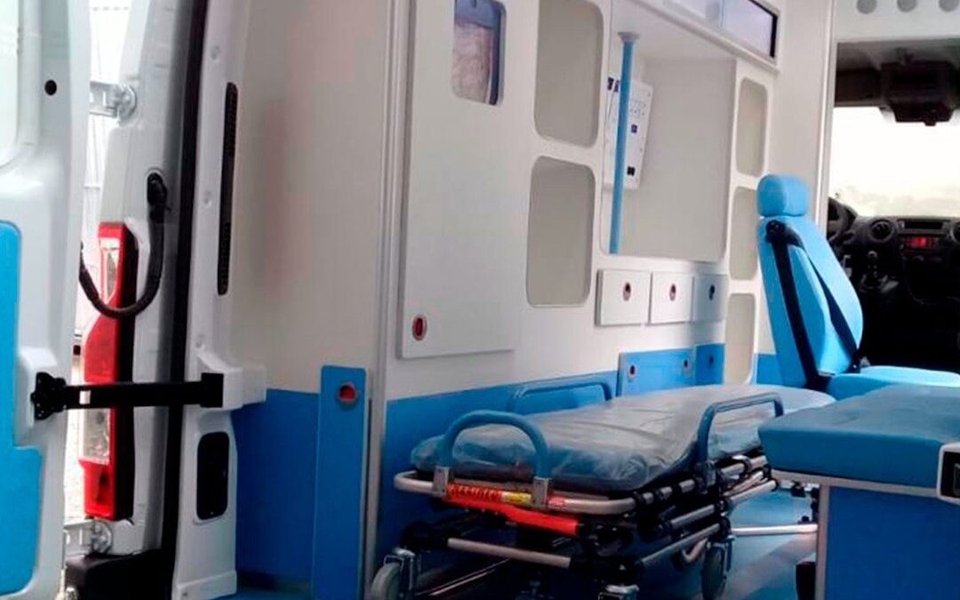 Interior de ambulância transformada pela Carmovel em chassi L2H2, com maca, cadeira e móveis sob medida