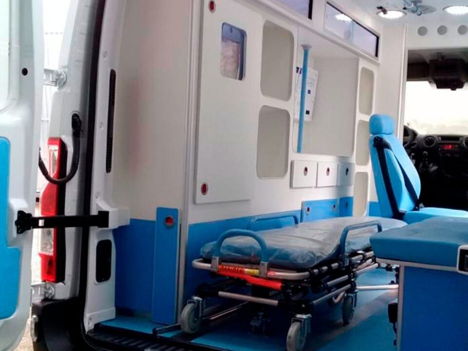 Interior de ambulância transformada pela Carmovel em chassi L2H2, com maca, cadeira e móveis sob medida